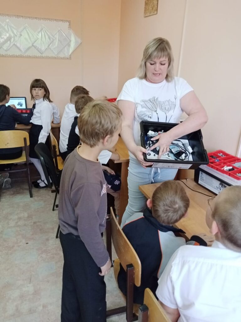 в мини-технопарке ФДО «Лидер» ГБОУ СОШ с. Девлезеркино для начинающих инженеров из ГБОУ СОШ с. Озерки