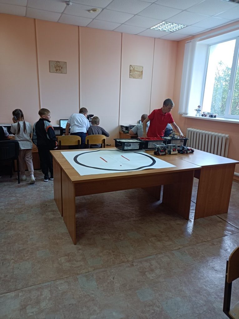 в мини-технопарке ФДО «Лидер» ГБОУ СОШ с. Девлезеркино для начинающих инженеров из ГБОУ СОШ с. Озерки