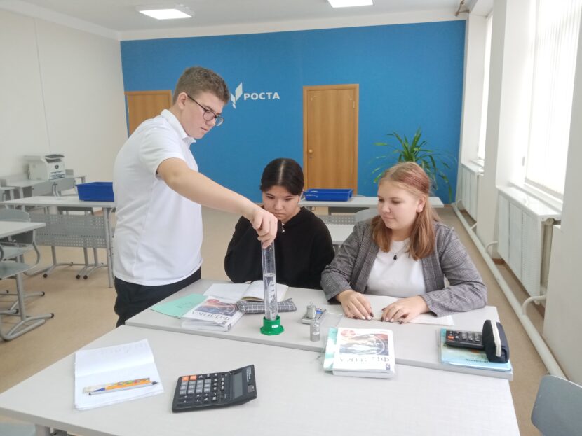 Школьники Кутузовской школы экспериментально вычисляют плотность вещества, массу и объем тела